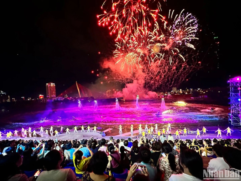 Beautiful moments leaving an unforgettable impression at the art show "Symphony of River - Symphony by the River". (Photo: ANH DAO) Beautiful moments leaving an unforgettable impression at the art show "Symphony of River - Symphony by the River". (Photo: ANH DAO)