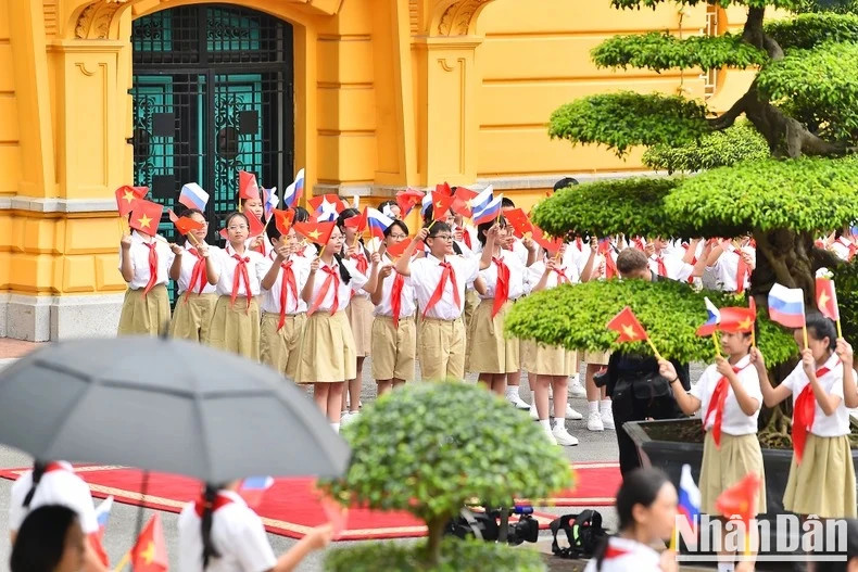 Children of Hanoi capital welcome Russian President Vladimir Putin. (Photo: THUY NGUYEN - DANG KHOA) Children of Hanoi capital welcome Russian President Vladimir Putin. (Photo: THUY NGUYEN - DANG KHOA)