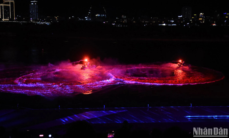 Dances on water attracts viewers. (Photo: ANH DAO) Dances on water attracts viewers. (Photo: ANH DAO)