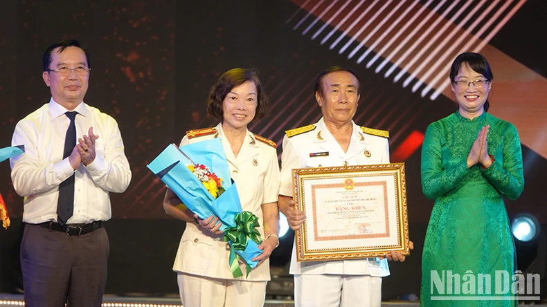 City leaders award Certificates of Merit from the People's Committee of Ho Chi Minh City to typical happy and cultured families. City leaders award Certificates of Merit from the People's Committee of Ho Chi Minh City to typical happy and cultured families.