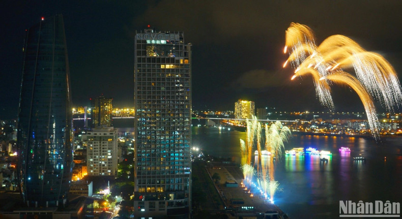 The classic melody "Pizzini - Seconda Parte" combined with artistic fireworks, creating many unforgettable moments on a romantic fireworks night. The classic melody "Pizzini - Seconda Parte" combined with artistic fireworks, creating many unforgettable moments on a romantic fireworks night.