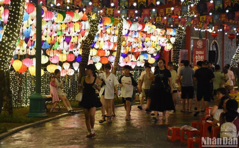 "Symphony of River" takes place every night of the week, at 8:30 pm, and will be an ideal meeting place for young people. (Photo: ANH DAO) "Symphony of River" takes place every night of the week, at 8:30 pm, and will be an ideal meeting place for young people. (Photo: ANH DAO)