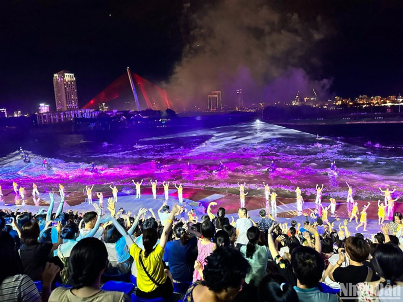 The audience cheered with excitement and sent their thanks to the artists, actors, and athletes, who brought a completely different night to Da Nang. (Photo: ANH DAO) The audience cheered with excitement and sent their thanks to the artists, actors, and athletes, who brought a completely different night to Da Nang. (Photo: ANH DAO)