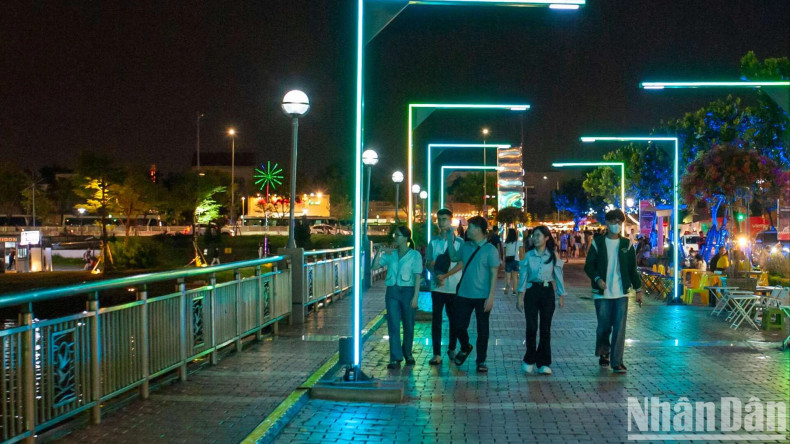 Enjoying the decorations of Bach Dang walking street Enjoying the decorations of Bach Dang walking street