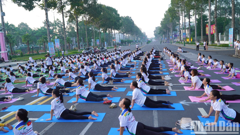 People performing Yoga exercises at the event. People performing Yoga exercises at the event.