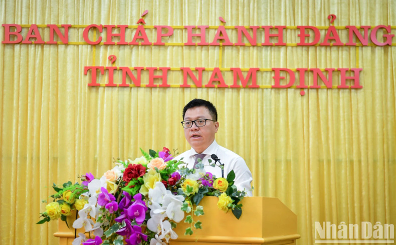 Le Quoc Minh, Member of the Party Central Committee (PCC), Editor-in-Chief of Nhan Dan (People) Newspaper, Deputy Head of the PCC Commission for Communication and Education, and Chairman of the Vietnam Journalists’ Association, speaking at the event. Le Quoc Minh, Member of the Party Central Committee (PCC), Editor-in-Chief of Nhan Dan (People) Newspaper, Deputy Head of the PCC Commission for Communication and Education, and Chairman of the Vietnam Journalists’ Association, speaking at the event.