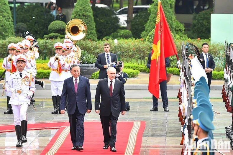 President To Lam and Russian President Vladimir Putin review the Honor Guard of the Vietnam People's Army. (Photo: THUY NGUYEN - DANG KHOA) President To Lam and Russian President Vladimir Putin review the Honor Guard of the Vietnam People's Army. (Photo: THUY NGUYEN - DANG KHOA)