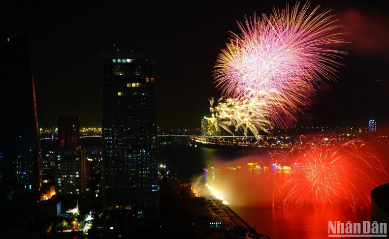 The performance ended with the exciting song "All in" as the Polish team shared the overwhelming joy of returning to DIFF 2024 and Da Nang. The dreamlike fireworks served as an invitation for visitors to bring their loved ones and friends to this spectacular event. The performance ended with the exciting song "All in" as the Polish team shared the overwhelming joy of returning to DIFF 2024 and Da Nang. The dreamlike fireworks served as an invitation for visitors to bring their loved ones and friends to this spectacular event.