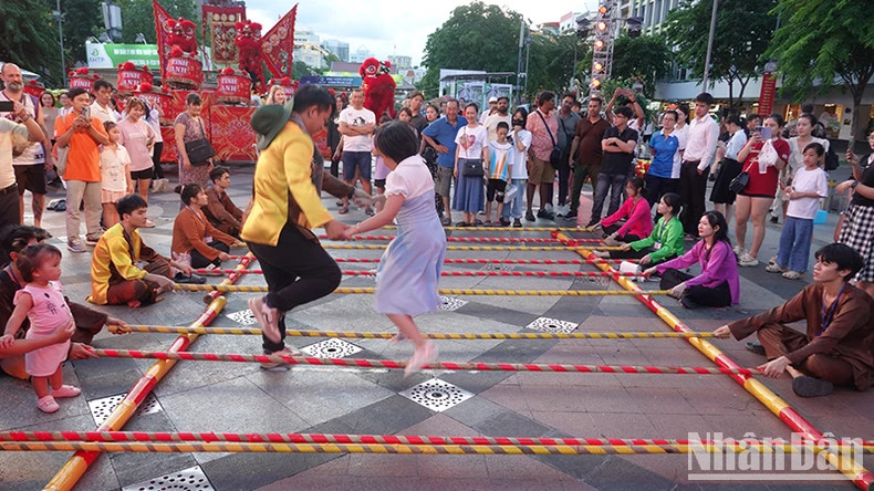 Many folk games at the Ho Chi Minh City Festival. Many folk games at the Ho Chi Minh City Festival.