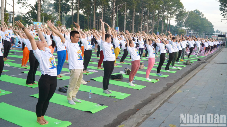 Officials, workers and many people in Cao Lanh City participate in Yoga performances. (Photo: Huu Nghia) Officials, workers and many people in Cao Lanh City participate in Yoga performances. (Photo: Huu Nghia)