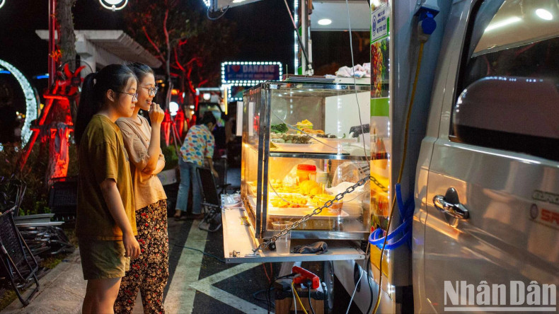 To meet the culinary needs of pedestrians, Bach Dang walking street also arranges 15 additional mobile vending carts. To meet the culinary needs of pedestrians, Bach Dang walking street also arranges 15 additional mobile vending carts.