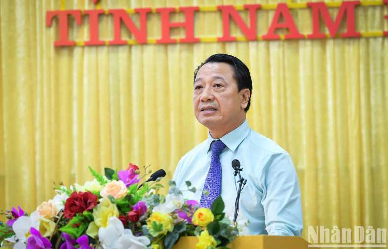 Nguyen Quang Vinh, Secretary of the VCCI Party Committee, VCCI Vice Executive Chairman, and Chairman of the Vietnam Business Council for Sustainable Development, giving a speech, "The business community in promoting green economy". Nguyen Quang Vinh, Secretary of the VCCI Party Committee, VCCI Vice Executive Chairman, and Chairman of the Vietnam Business Council for Sustainable Development, giving a speech, "The business community in promoting green economy".