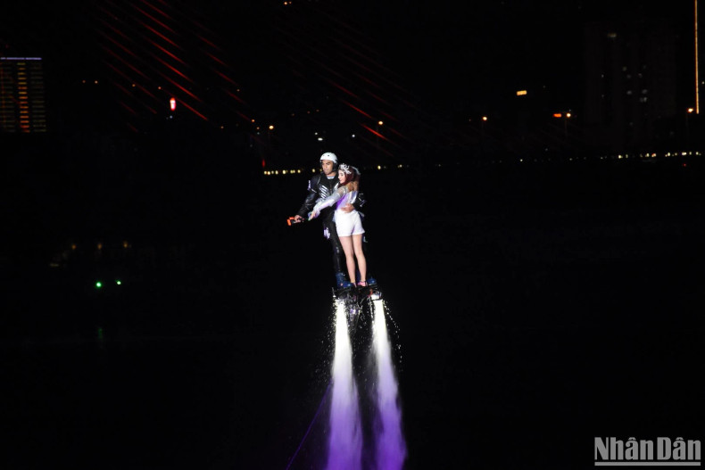 Extreme Jetski & Flyboards sports art show combined with music, lights, skilful water dances and fireworks, appeared for the first time in Da Nang. (Photo: ANH DAO) Extreme Jetski & Flyboards sports art show combined with music, lights, skilful water dances and fireworks, appeared for the first time in Da Nang. (Photo: ANH DAO)