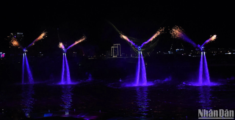 The special highlight that makes the show's impression and personality are the skilful dances in the air and on the water, of more than 20 world Jetski and Flyboards champion athletes from H2O - a famous manufacturer who once participated in Hollywood blockbusters such as James Bond and Mission Impossible. (Photo: ANH DAO) The special highlight that makes the show's impression and personality are the skilful dances in the air and on the water, of more than 20 world Jetski and Flyboards champion athletes from H2O - a famous manufacturer who once participated in Hollywood blockbusters such as James Bond and Mission Impossible. (Photo: ANH DAO)