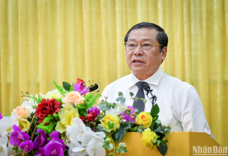 Dr Lai Xuan Mon, Member of the Party Central Committee, Deputy Head of the Standing Committee of the Central Propaganda Department, and Chairman of the Scientific Council of Central Party agencies, giving a closing speech at the conference. Dr Lai Xuan Mon, Member of the Party Central Committee, Deputy Head of the Standing Committee of the Central Propaganda Department, and Chairman of the Scientific Council of Central Party agencies, giving a closing speech at the conference.