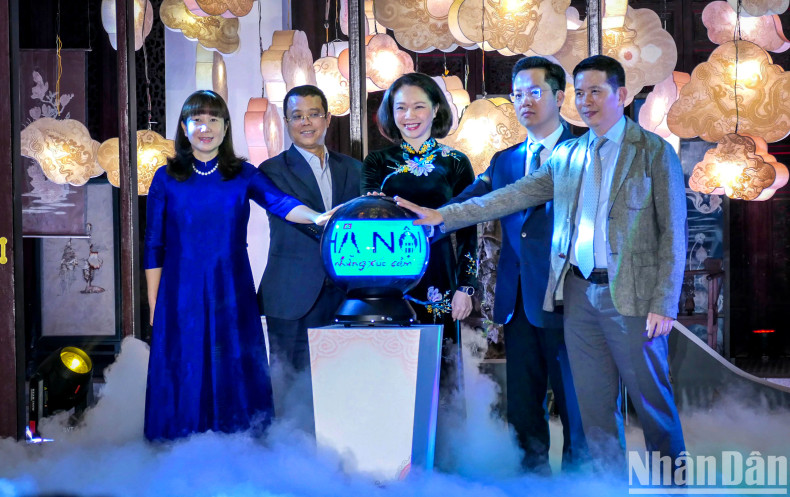 Vice Chairman of Hanoi City People's Committee Vu Thu Ha and delegates performed the launch ceremony of Hanoi’s night tourism product.