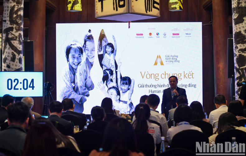 Project representative presenting to the Jury. Project representative presenting to the Jury.