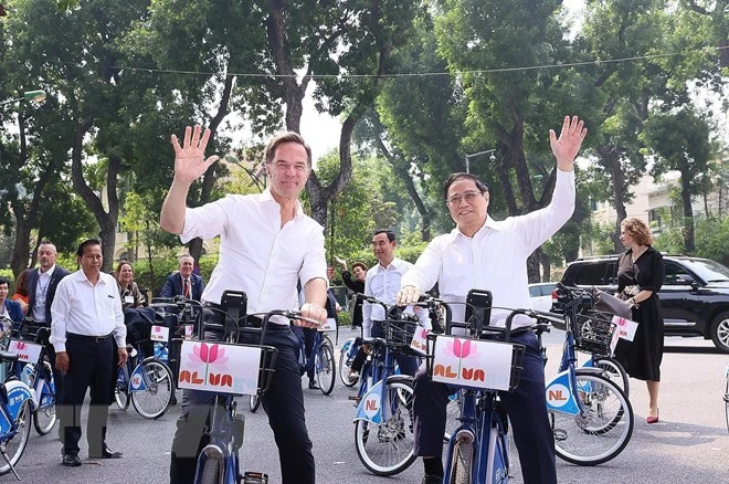 Prime Minister Pham Minh Chinh and Dutch Prime Minister Mark Rutte spent time cycling around Hanoi. (Photo: Duong Giang/VNA) Prime Minister Pham Minh Chinh and Dutch Prime Minister Mark Rutte spent time cycling around Hanoi. (Photo: Duong Giang/VNA)