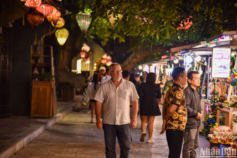 Hoa Lu Ancient Town is divided into two areas: The product introduction area and the culinary area. There are many booths displaying traditional handicraft products of craft villages in Ninh Binh Province, attracting the attention of domestic and foreign tourists.
