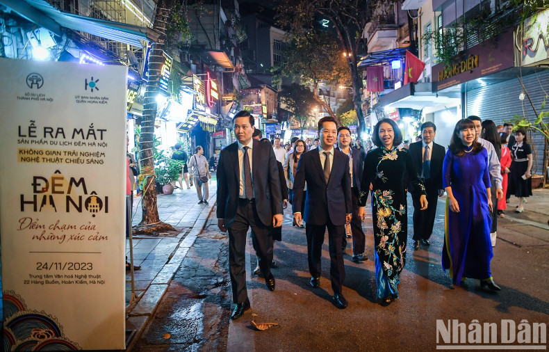 The ceremony is an event in a series of activities oriented to developing night tourism products in the city, to promote the advantages of night services and to develop Hanoi's diverse and unique night tourism products.