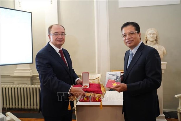 Vietnamese Ambassador to Russia Dang Minh Khoi and Rector of Saint Petersburg State University Nikolay Kropachev. (Photo: VNA)