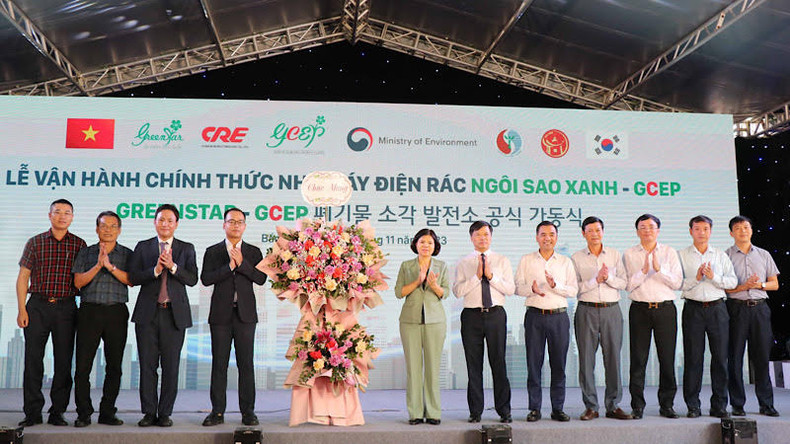 Leaders of Bac Ninh Province present flowers and congratulate the factory on officially coming into operation.