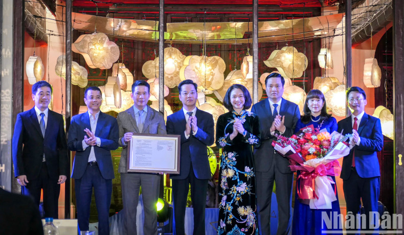 Presenting a decision to recognise a city-level tourist area in the surrounding Hoan Kiem District and Hanoi's Old Quarter.