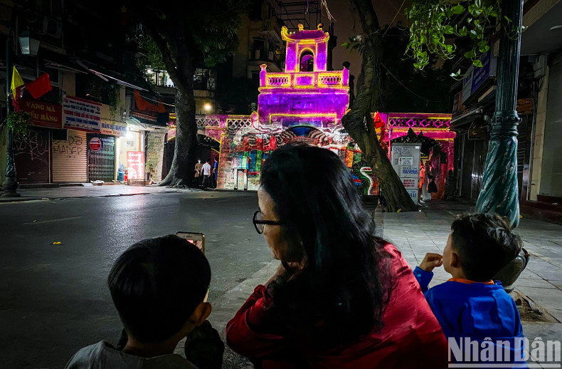 The children sat attentively watching moving 3D shapes, images which they could only see in movies.