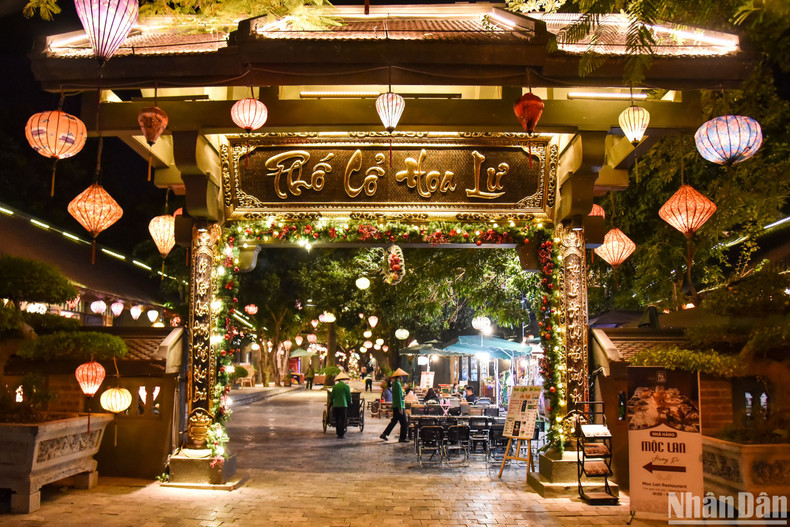 Hoa Lu Ancient Town was inspired by the traditional culture of Dai Viet in the 10th century, recreating and restoring the beauty of ancient architecture and culture. Currently, Hoa Lu Ancient Town is open free of charge for tourists to visit, shop and enjoy the unique cultural and artistic performances.