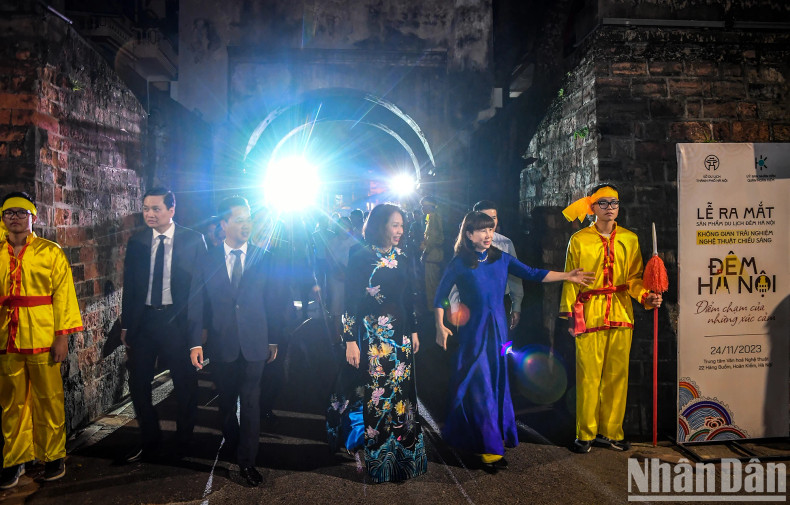 Vice Chairman of Hanoi People's Committee Vu Thu Ha and delegates walked through Hanoi’s Old Quarter to the Arts and Culture Centre No. 22, Hang Buom Street, where the launch ceremony of Hanoi night tourism products was held.