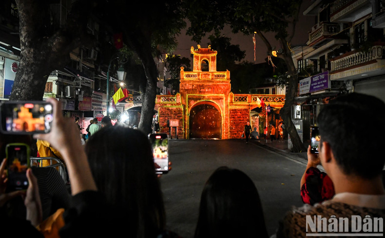 This is the first time Hanoi people have been able to admire the image of the familiar O Quan Chuong Gate suddenly sparkling, becoming magical and new.