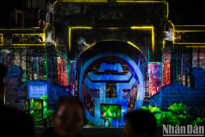 Through the event, the Department of Tourism wishes to promote the advantages of night services in Hoan Kiem District in particular and Hanoi in general, to develop diverse night tourism products, bringing to the capital's residents and tourists creative cultural spaces and tourism products of high quality and added value.