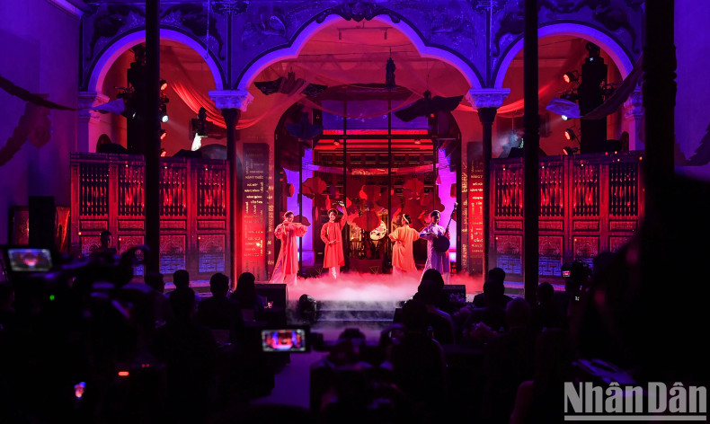 The ceremony aims to honour and preserve Hanoi's cultural heritage, bringing tourists and residents of the Capital a unique and new experience through a combination of modern technology and the cultural and historical space of Hanoi at night.