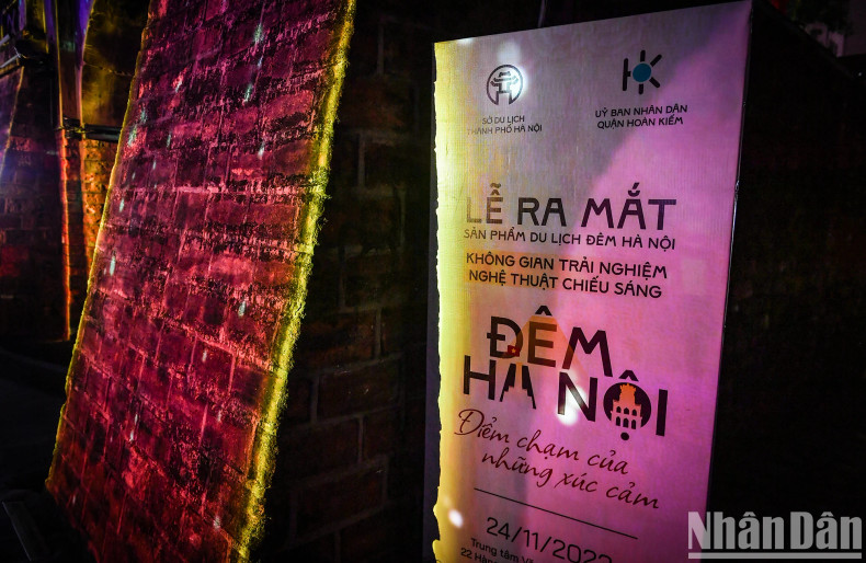 The lighting art experience space "Hanoi Night - Touching Point of Emotions" takes place from November 24 to 26 to serve visitors.