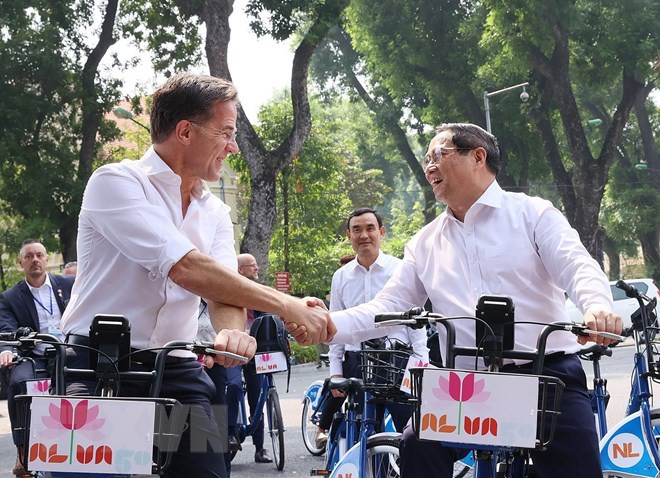 Prime Minister Pham Minh Chinh and Dutch Prime Minister Mark Rutte explored several streets in the capital city of Hanoi by bicycle. (Photo: Duong Giang/VNA) Prime Minister Pham Minh Chinh and Dutch Prime Minister Mark Rutte explored several streets in the capital city of Hanoi by bicycle. (Photo: Duong Giang/VNA)