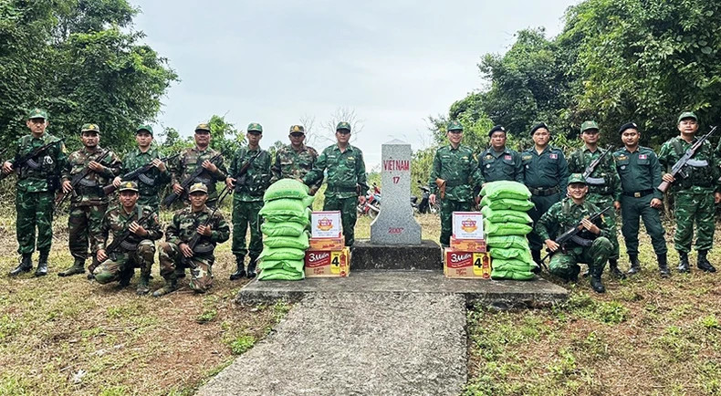 Ho Le Border Guard Station supports food and medicine for Cambodia's units.