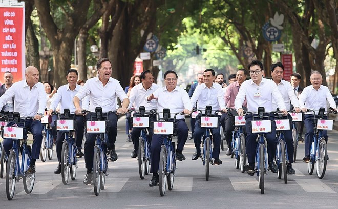 Prime Minister Pham Minh Chinh and Dutch Prime Minister Mark Rutte explored several streets in the capital city of Hanoi by bicycle. (Photo: Duong Giang/VNA) Prime Minister Pham Minh Chinh and Dutch Prime Minister Mark Rutte explored several streets in the capital city of Hanoi by bicycle. (Photo: Duong Giang/VNA)