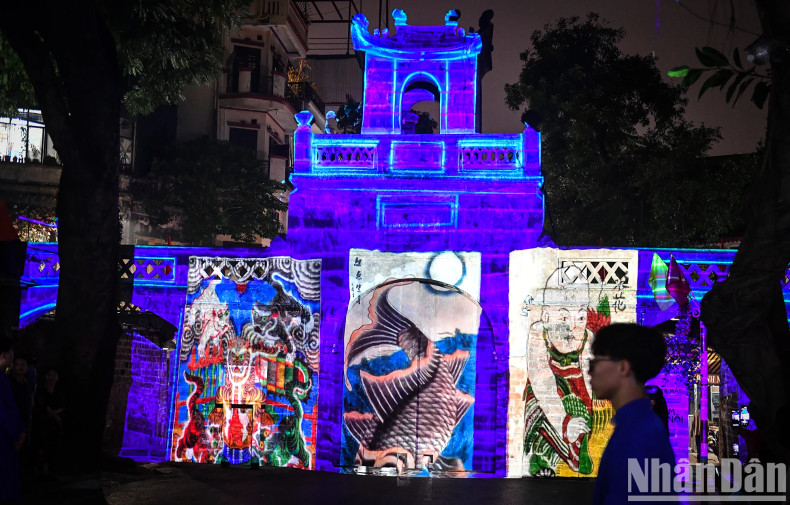 The highlight of the performance is Tangible and Intangible Heritage Sites that represent outstanding cultural and historical values of the Capital, such as Long Bien Bridge, O Quan Chuong Gate, One Pillar Pagoda, Hang Trong paintings, conical hats in Chuong Village, and Thang Long Imperial Citadel.