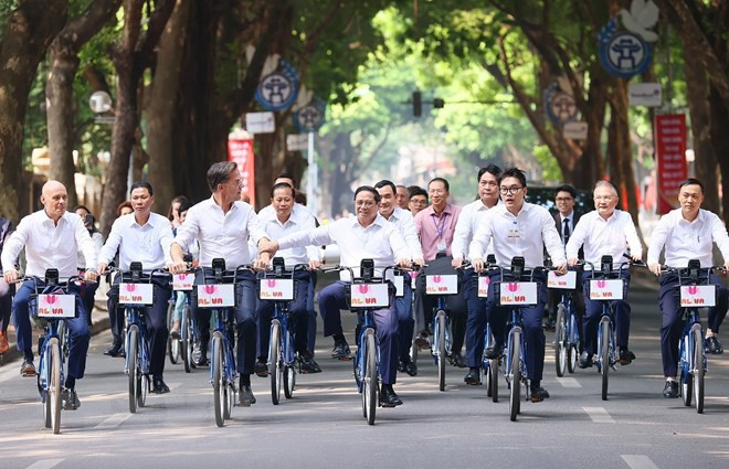 Prime Minister Pham Minh Chinh and Dutch Prime Minister Mark Rutte ride bikes on Phan Dinh Phung street. (Photo: Duong Giang/VNA) Prime Minister Pham Minh Chinh and Dutch Prime Minister Mark Rutte ride bikes on Phan Dinh Phung street. (Photo: Duong Giang/VNA)
