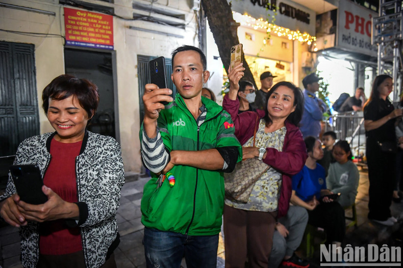 The people of the Capital were very excited and enjoyed admiring the visual 3D mapping performance.