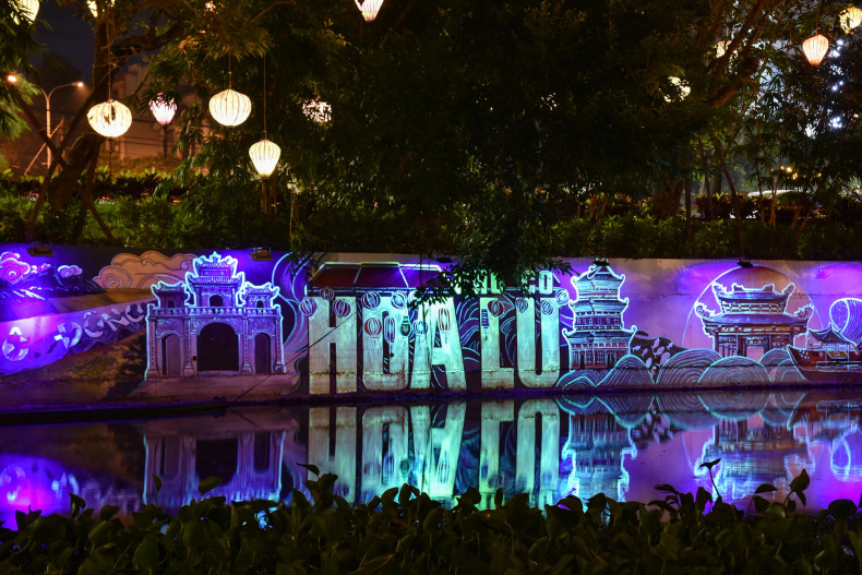 The new thing in Hoa Lu Ancient Town is that the walls are painted with reflective paint; the images glow in the dark, bringing a feeling of antiquity mixed with modernity.