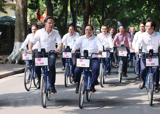 Prime Minister Pham Minh Chinh and Dutch Prime Minister Mark Rutte explored several streets in the capital city of Hanoi by bicycle. (Photo: Duong Giang/VNA) Prime Minister Pham Minh Chinh and Dutch Prime Minister Mark Rutte explored several streets in the capital city of Hanoi by bicycle. (Photo: Duong Giang/VNA)