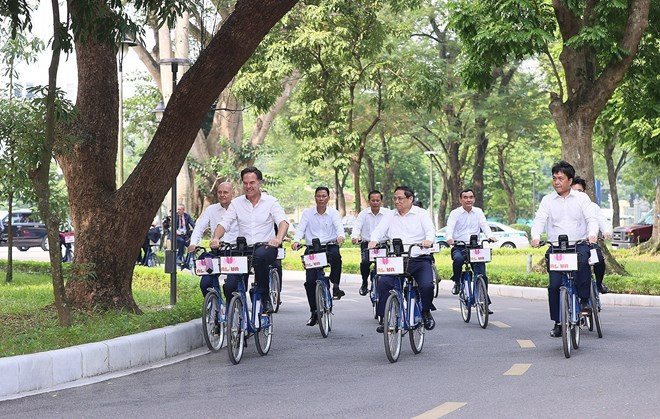 Prime Minister Pham Minh Chinh and Dutch Prime Minister Mark Rutte explored several streets in the capital city of Hanoi by bicycle. (Photo: Duong Giang/VNA) Prime Minister Pham Minh Chinh and Dutch Prime Minister Mark Rutte explored several streets in the capital city of Hanoi by bicycle. (Photo: Duong Giang/VNA)