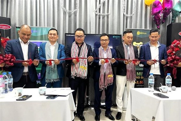 Delegates cut ribbon to inaugurate U2U representative office in Cambodia (Photo: VNA)