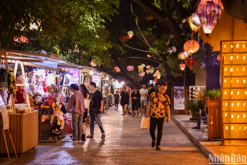 In recent years, Ninh Binh Province has established many effective and close cooperation models between the state, businesses and people to promote tourism and the beautiful images of Ninh Binh City to foreign tourists.