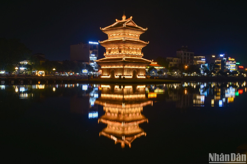 The highlight when coming to Hoa Lu Ancient Town is the Tu An Tower, located in the middle of Ky Lan Lake.