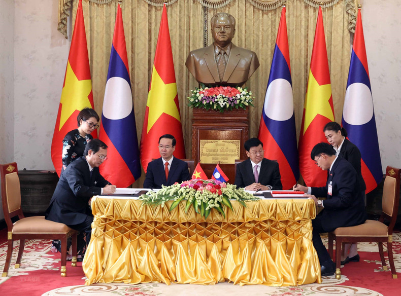 President Vo Van Thuong and Lao Party General Secretary and President Thongloun Sisoulith witness the signing of a memorandum of understanding on science cooperation between the Vietnam’s Ministry of Science and Technology and the Lao’s Ministry of Education and Sports.