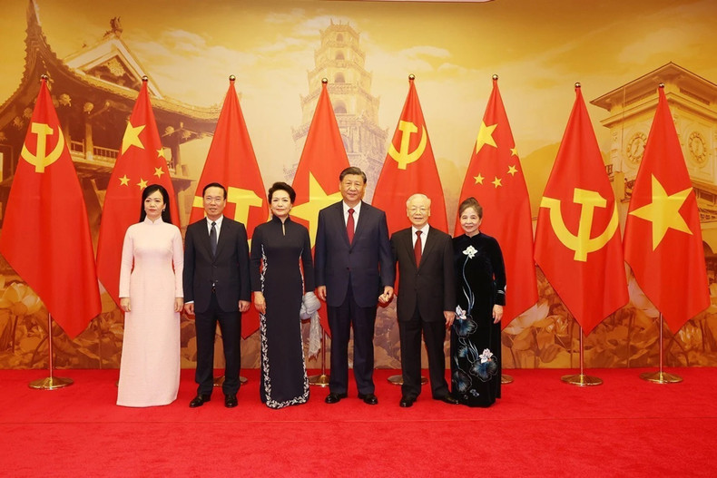 Party General Secretary Nguyen Phu Trong, President Vo Van Thuong and their spouses pose for a group photo with Chinese Party General Secretary and President Xi Jinping and his spouse. (Photo: VNA)