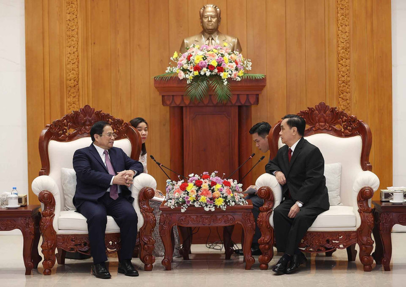 PM Pham Minh Chinh and former Lao PM Thongsing Thammavong at their meeting on January 11. (Photo: VNA)