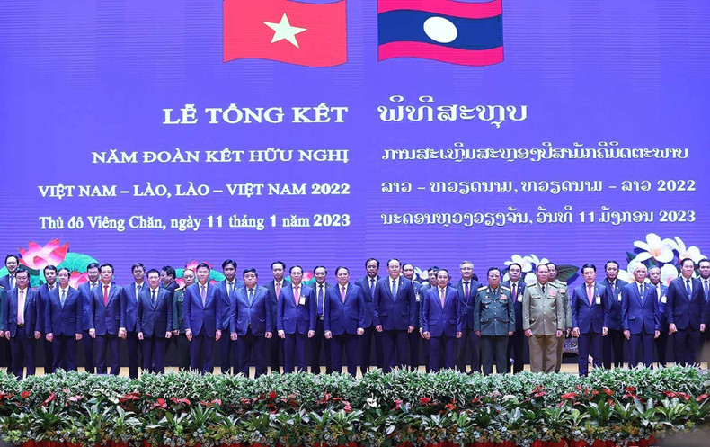 Vietnamese and Lao officials pose for a group photo at the ceremony in Vientiane on January 11. (Photo: VNA)